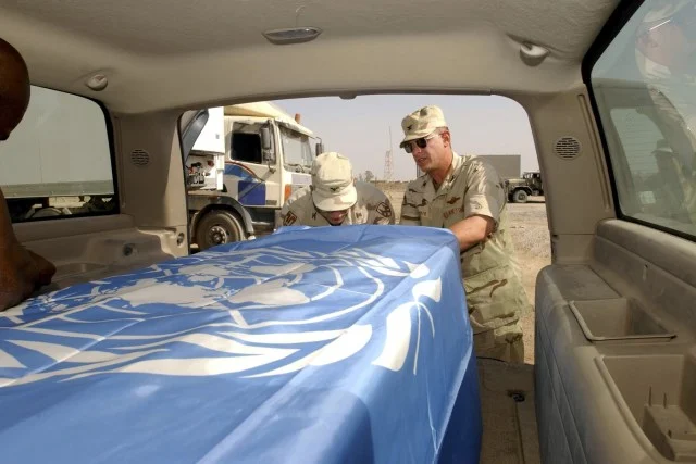 Militares dos EUA posicionam bandeira da ONU sobre o caixão de Sergio Vieira de Mello, vítima de atentado em Bagdá