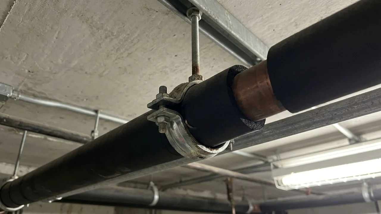 Som de bola no teto vinha da contração de peças metálicas