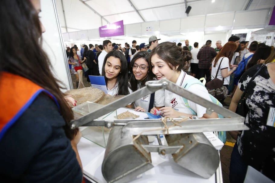 Estudantes na Feira USP e as Profissões