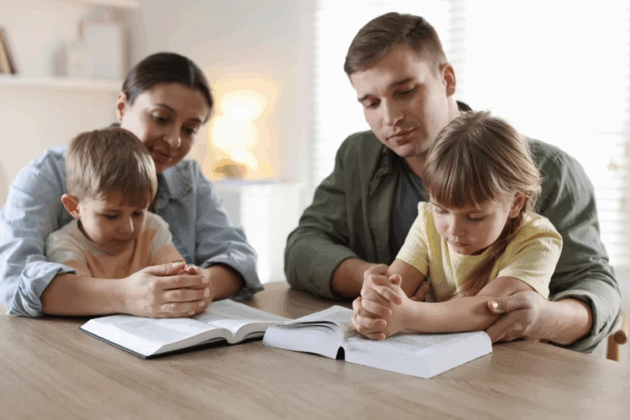 A oração em família cria momentos de união e fé, além de permitir que pais e filhos compartilhem agradecimentos e pedidos de proteção a Deus (Imagem: New Africa | Shutterstock)