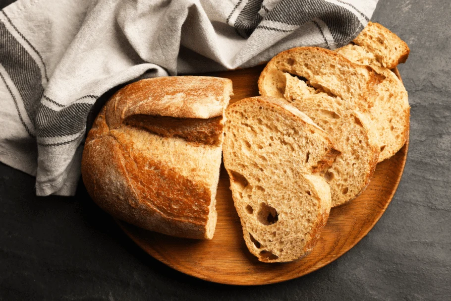 A produção de pães para venda exige planejamento para controlar custos, reduzir desperdícios e aumentar a produtividade  (Imagem: New Africa | Shutterstock)
