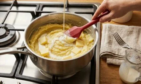 Cozinheiros concordam: “O purê de batatas fica mais cremoso e saboroso quando as batatas são cozidas com casca em bastante água e amassadas à mão” A emulsão cuidadosa com manteiga e leite confere cremosidade e brilho ao purê caseiro.