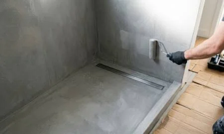 Camada niveladora com malha estrutural garante aderência e acabamento resistente à água. – Imagem gerada por IA.