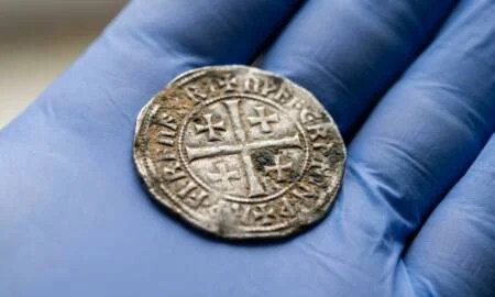 Especialistas registraram moedas raras e ornamentos históricos preservados desde o período medieval.